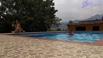 Sexo en la picina con una amiga