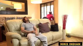 बड़े चूचों वाली गोरी मैडम की गुलाबी चूत को हरामी लड़के ने चोदा