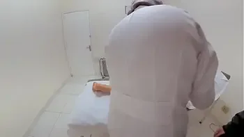 Milf Pela Primeira vez depilando minha buceta peluda