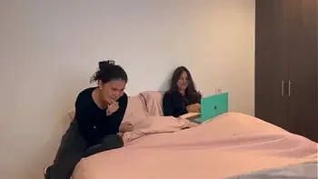 Tengo sexo con la mejor amiga de mi esposo y nos descubren.