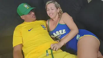 Minha mulher safada me fez para de ver o jogo para tranzar, E te a bunda a safada me deu, Mirella Mansur