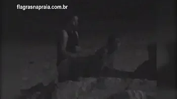 Filmei um casal fazendo sexo na praia a noite. Um segurança botou eles pra correr