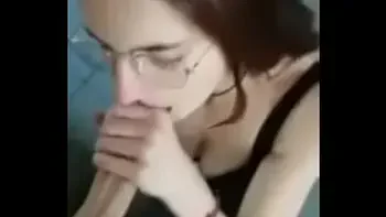 Sandra me la chupa hasta acabar en su voca