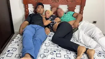 Viendo Película con Mi Novio y su Mejor Amigo que se Acuesta al Lado mio y Empieza a Tocarme el Culo al Lado de mi Novio Distraido NTR Netori