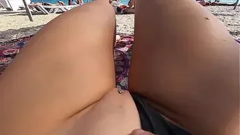 NAKING PUSSY ON THE BEACH / MENS LOOK AT ME