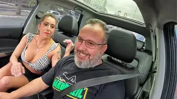 Julia Fontanelli veio pegar uma carona e como já era esperado foi aquela bagunça