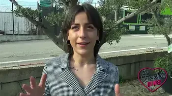 Manéa et Mélia s'éclatent entre elles et avec une bite