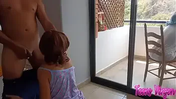 Tengo sexo con el esposo de mi madrastra cuando esta distraída en el balcón me rompe el culo des tras de ella