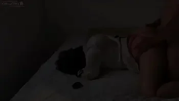 soy el hombre de seguridad de la sra Erika que por despecho me invito a una cerveza y luego a su habitacion