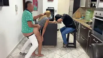 Amigo me Presta a su Hermosa Novia para Bailar Pero se me Levanto la Polla cuando Empezó a Frotarme su culo al Frente de su Novio NTR