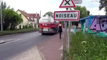 Mature à poil dans la rue et baisée en public !-MF200956 1