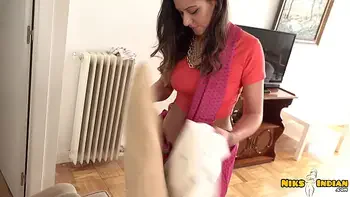 कामवाली औरत की साड़ी और पेटीकोट उतार कर गांड और चूत चोद दिया