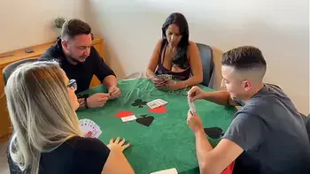 Um jogo de cartas acabou em troca de casal com Kel Abate e a Bruna Carlos! Continua no RED.