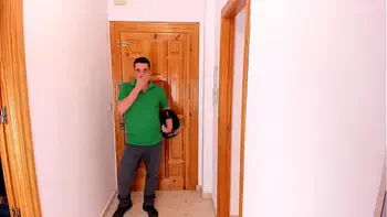 I DROPPED MY TOWEL IN FRONT OF THE DELIVERY MAN SO... I FUCK HIS TO HAVE A NICE SOUVENIR