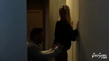 Miss Alice adore cette grosse bite veineuse