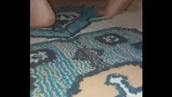 Olgun türk kadın seksi tül çorapla halı siliyor