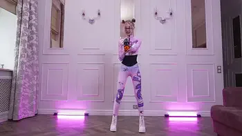 PISS 10 vs 1 - FIRST DAP with Skinny teen Sasha Paige