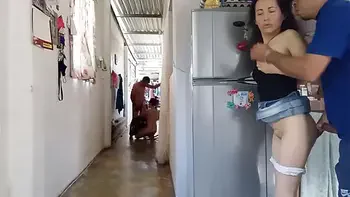 mientras observo al esposo infiel el mensajero se abre paso por mi profundo agujero hasta obtener mi orgasmo.