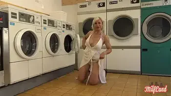 Kim, cougar coquine, s'occupe de deux bites Part 1