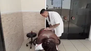 Massagista se deu bem comeu a preta mais gostosa e gozou muito