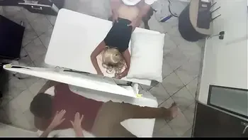 Masaje en Pareja quedo Grabado Cuando la Hermosa Esposa es Follada por el Masajista al lado de su Marido Cornudo NTR JAV