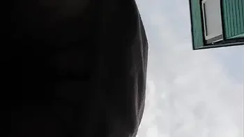 Oma harige kut  onder jurk