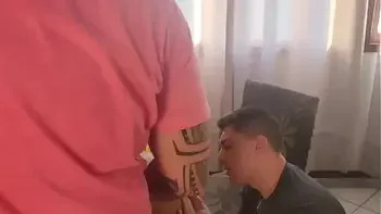 Meu marido chamou os amigos para irem em casa e eu dei pra todos!