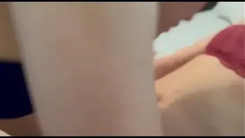 Dos lesbianas traviesas follando en sucio motel