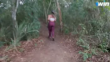 Estava me exercitando no bosque, encontrei um desconhecido e dei minha bucetinha pra ele !