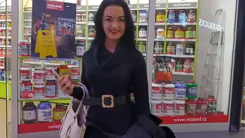 Succhia e beve sborra di due cazzoni nel cesso di un centro commerciale