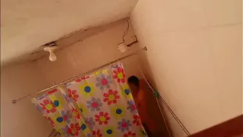 Espiando a la amiga de mi esposa de vacaciones