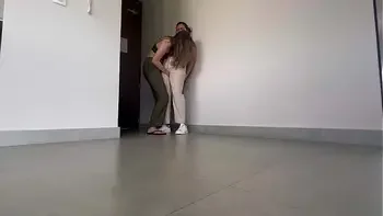 A mi compañera del trabajo le encanta tener orgasmos en el pasillo del hotel!!