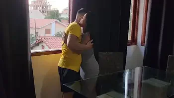 O marido deu uma bobeada enquanto cortava grama eu aproveitei pra dar escondido