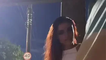 Punheta arriscada no ponto de ônibus ao lado de uma desconhecida linda e ?