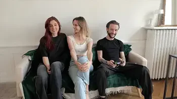Amateur threesome - Deux déesses Françaises se partagent un mec chanceux. (English Sub)