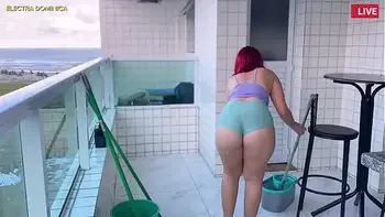 Contratei a empregada safada que fica de shortinho, que delícia essa bunda, fico louco de tesão