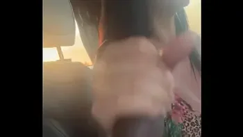 puta habilidosa chupa pau e tira leite enquanto dirige