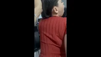 empregada usando vestidinho curto