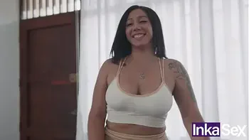 Engañando a mi novio con mi personal trainer de verga grande mientras lee periódico