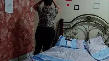 Una madura obesa quiere follarse a un universitario podría ser tu m........