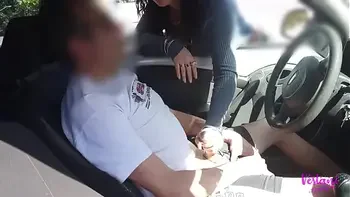 Masturbo a un extraño en su auto mientras mi marido filma todo