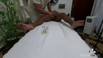 FLAGRANTE - Pretinha gostosa personal da academia foi filmada PELADINHA chupando o terapeuta -  Massagem tantrica