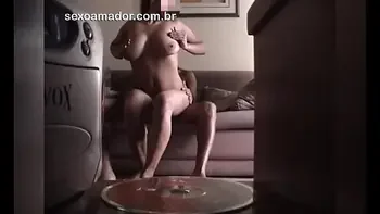 Rapaz esconde câmera na sala para filmar sexo com a namorada peituda