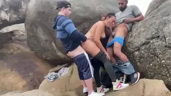 Casada fudendo na praia com dois.