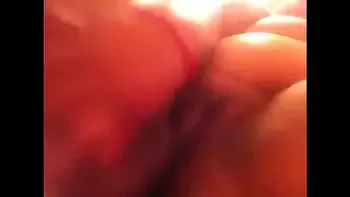 GORDITA MASTURBANDOSE EN EL BAÑO