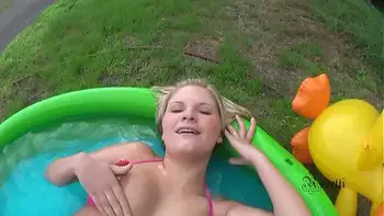 Perverses Teeny im Gummi Planschbecken - Piss und Blasaction