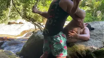 Esposa rabuda gostosa transando no mato