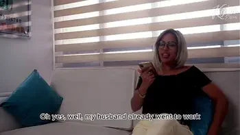 Esposa infiel se folla a su mejor amiga y a su marido a la vez.