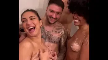 Mi primera Orgía en un jacuzzi!!