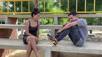 MI NOVIA ESTABA ACOSTADA Y YO LA DESPERTE CON UN RICO MASAGE EN SU HERMOSO CUERPO